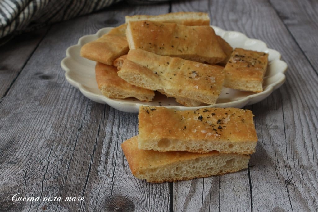 Rustieke focaccia met zout en olie Keuken met zeezicht