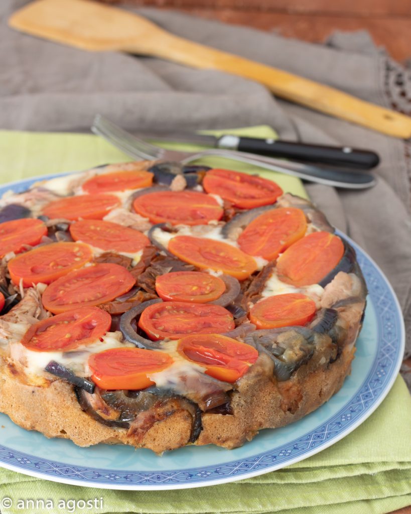 Rustieke taart met tonijn en cherrytomaatjes