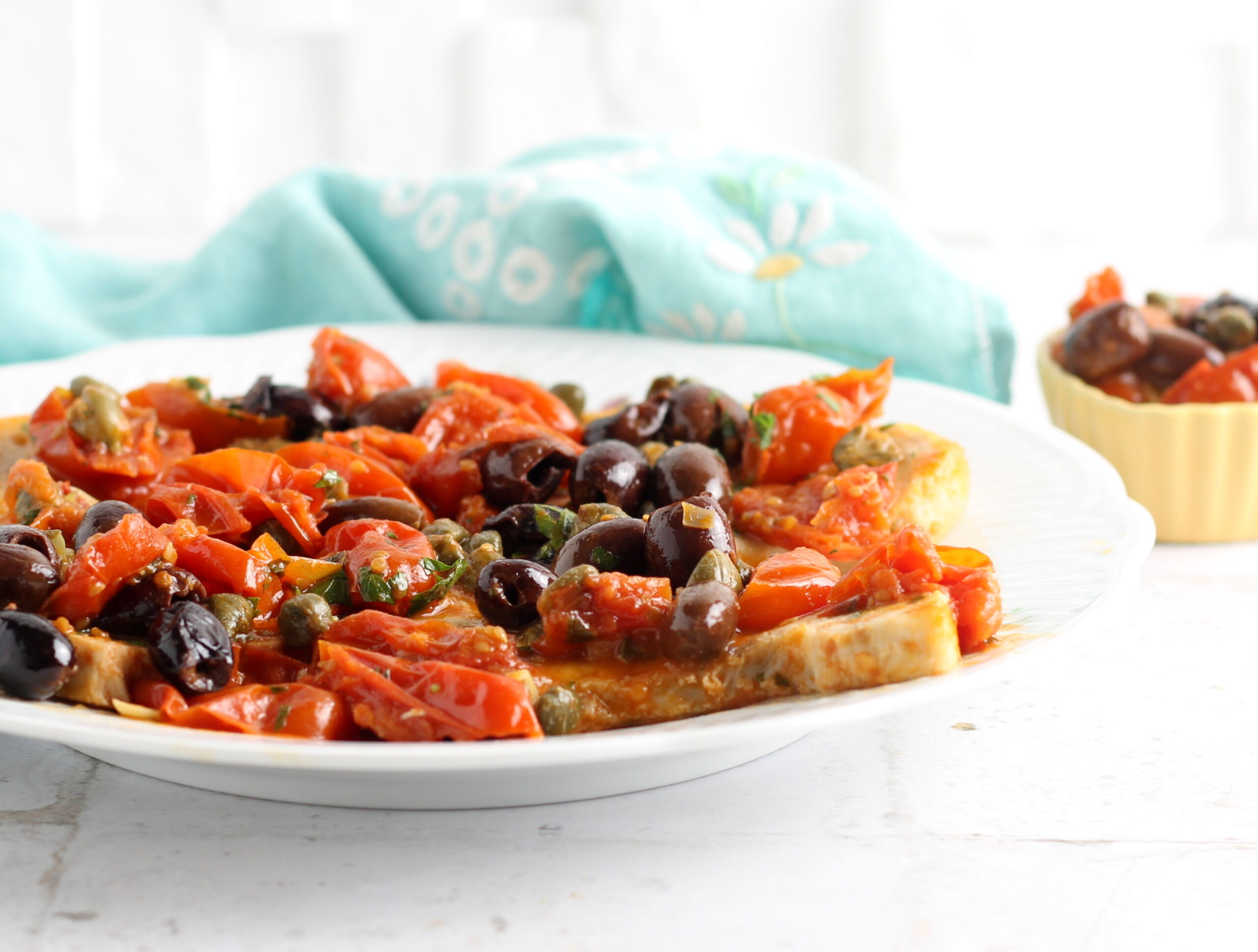 Zwaardvis met kappertjes, olijven en cherrytomaten