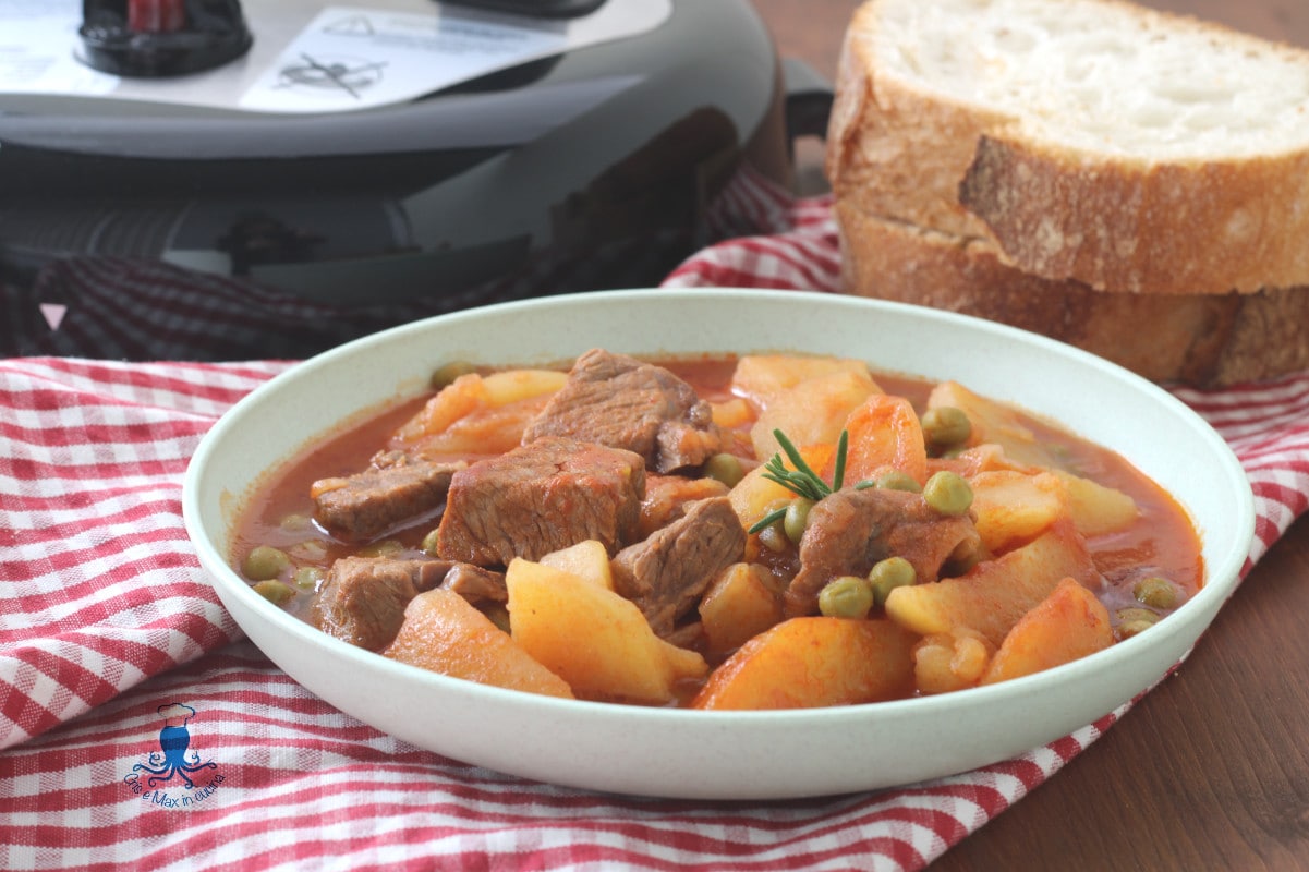 Stoofpot met aardappelen en erwten in de multicooker