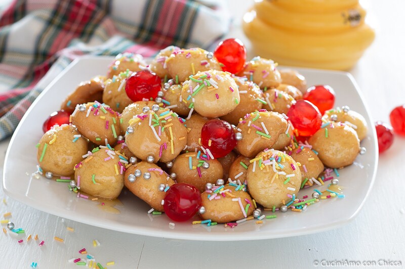 https://blog.giallozafferano.it/cucinadichicca/ricetta-struffoli-al-forno/