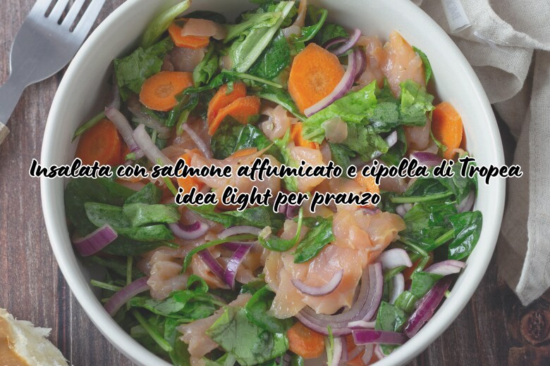 Salade met gerookte zalm en rode uien uit Tropea – lichte lunchidee