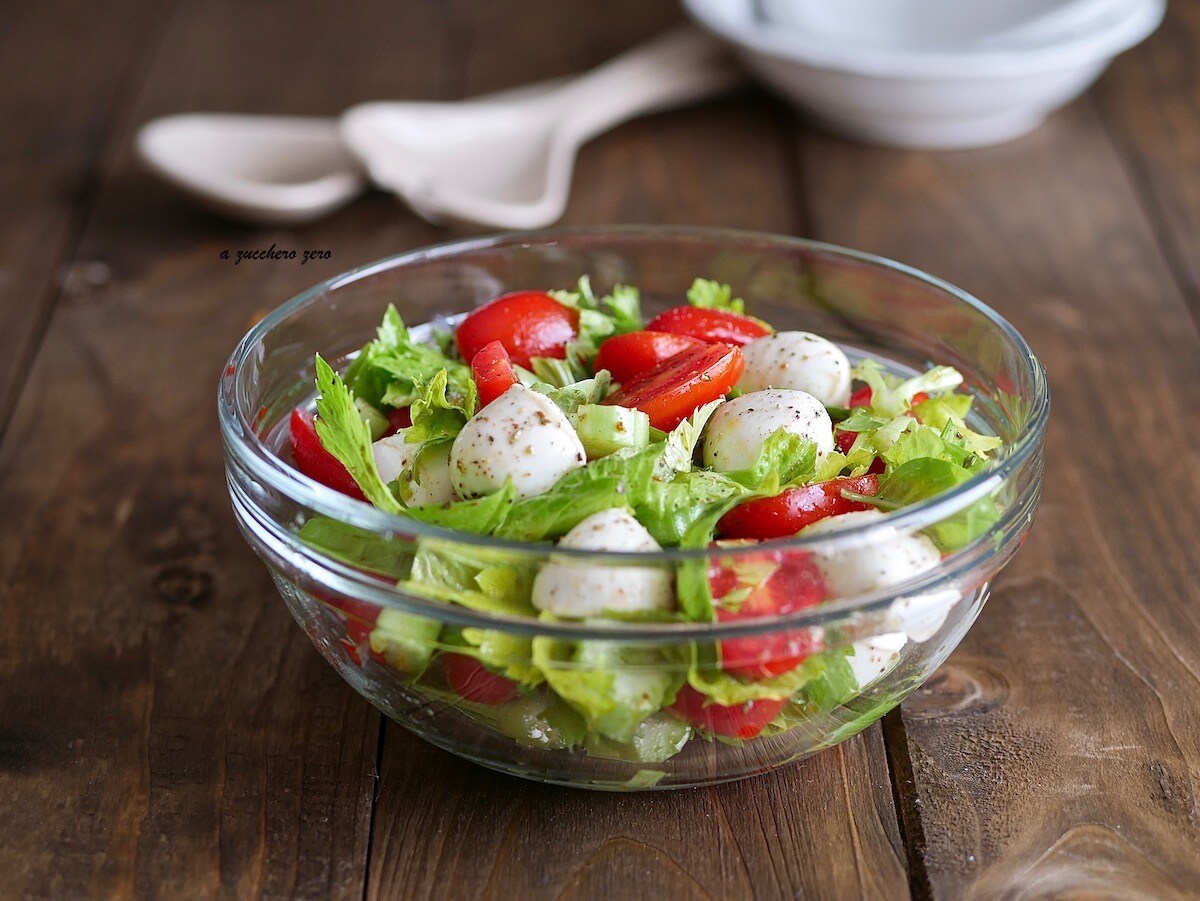 Salade van mozzarellabolletjes en cherrytomaatjes met selderij