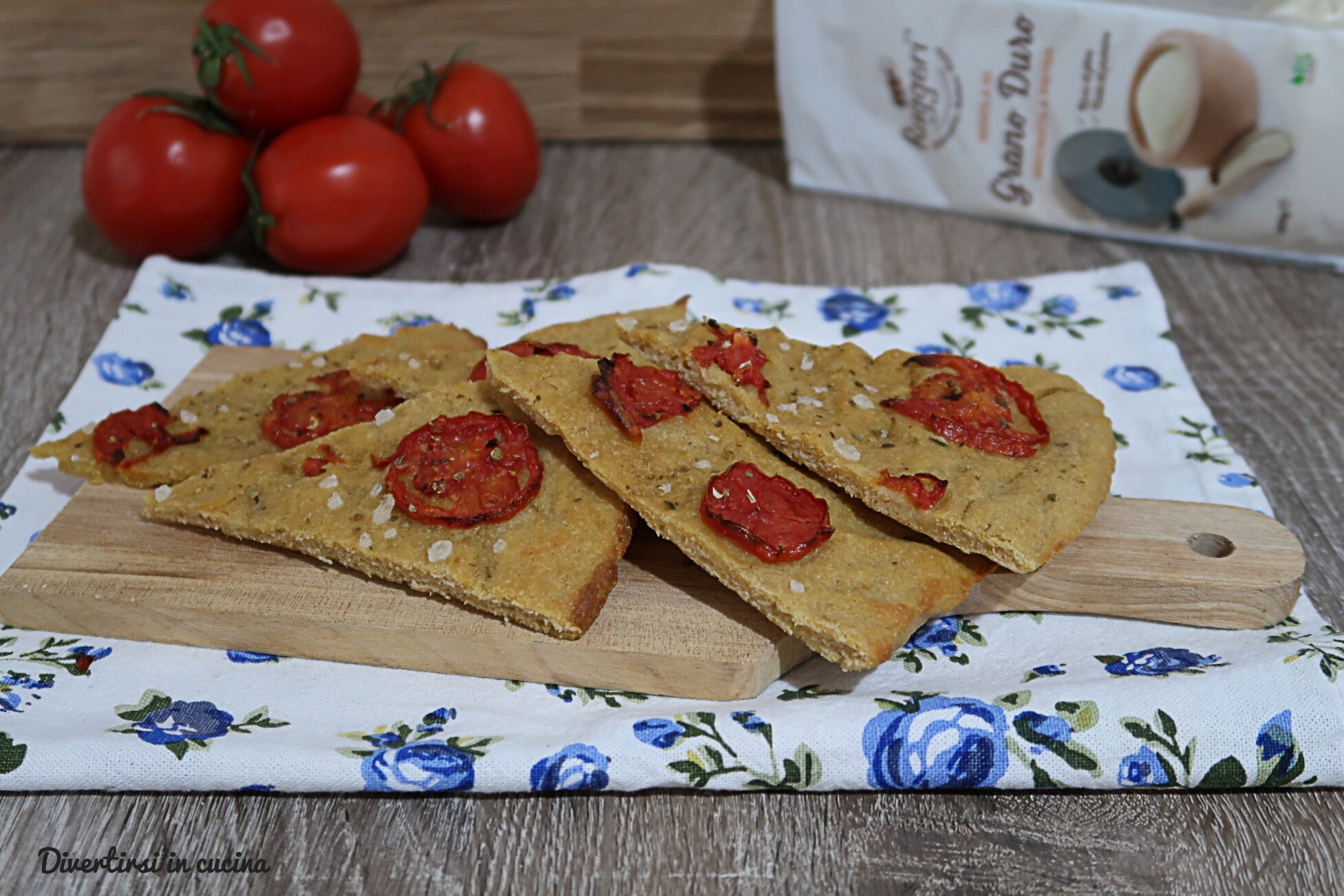 Schiacciata met tomaatjes zonder rijzen