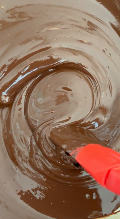 Snack met chocolade, amandelen en rum