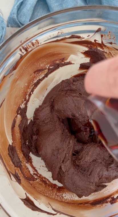 Snack met chocolade, amandelen en rum
