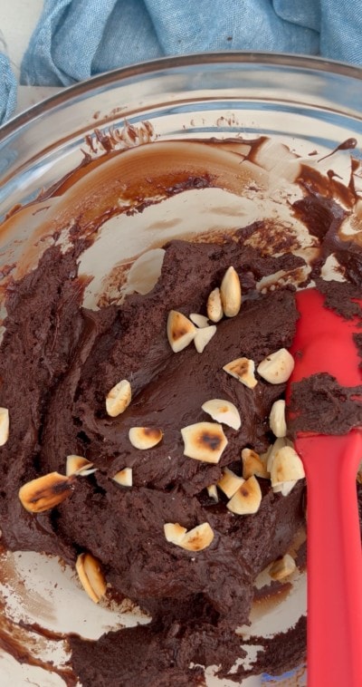 Snack met chocolade, amandelen en rum