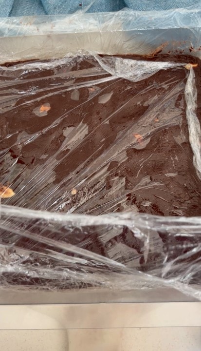 Snack met chocolade, amandelen en rum
