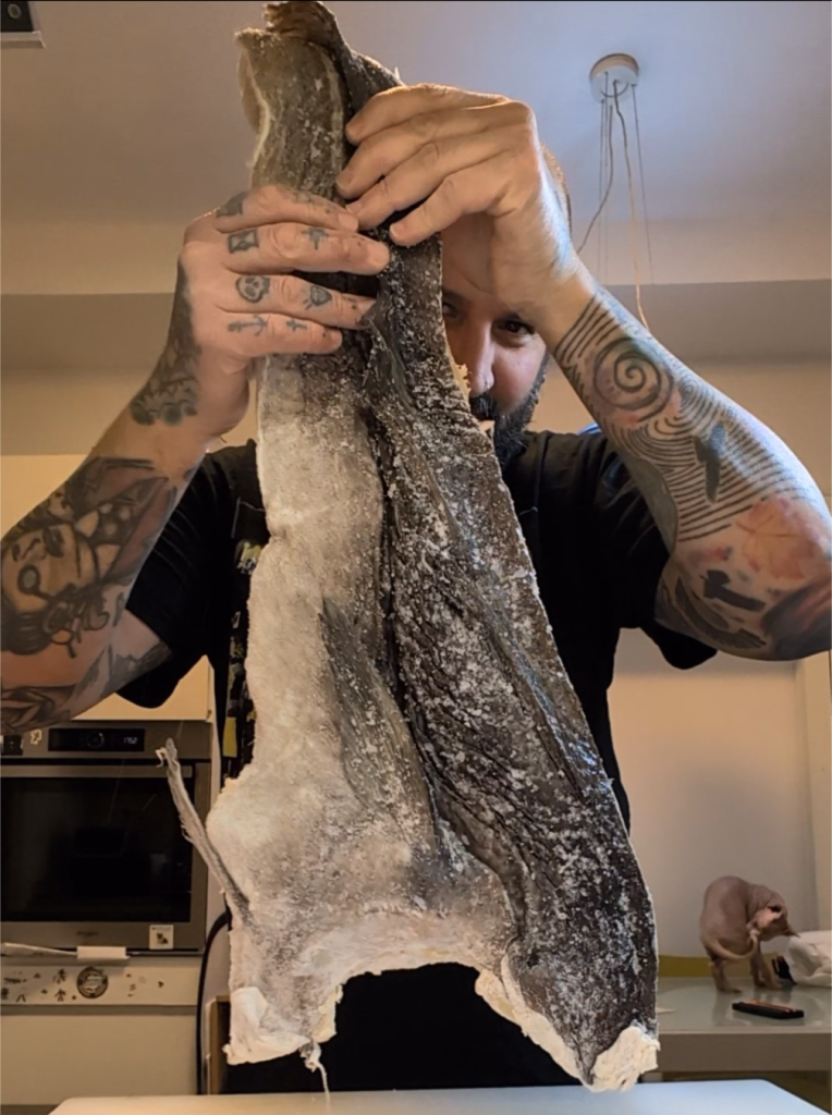 Perfecte Gebakken Kabeljauw: Krokant, Smakelijk en op zijn Calabrees! 🐟🌶️🥒