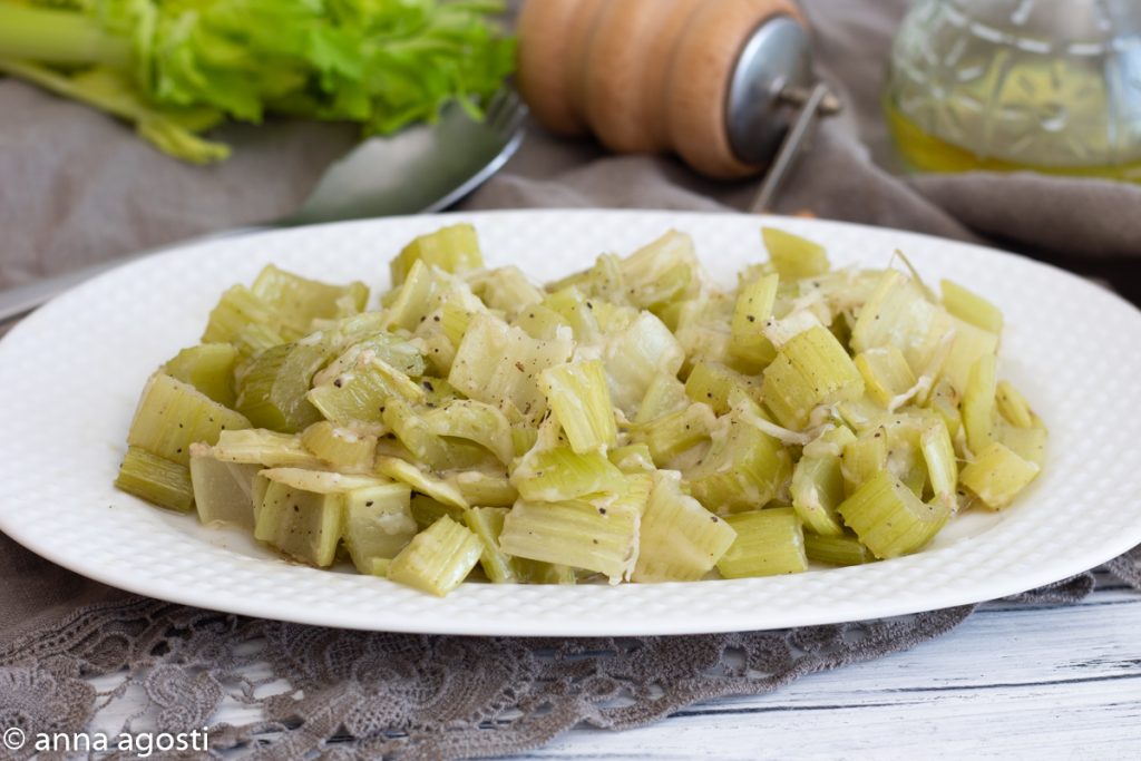Selderij met parmezaan koken in de pan