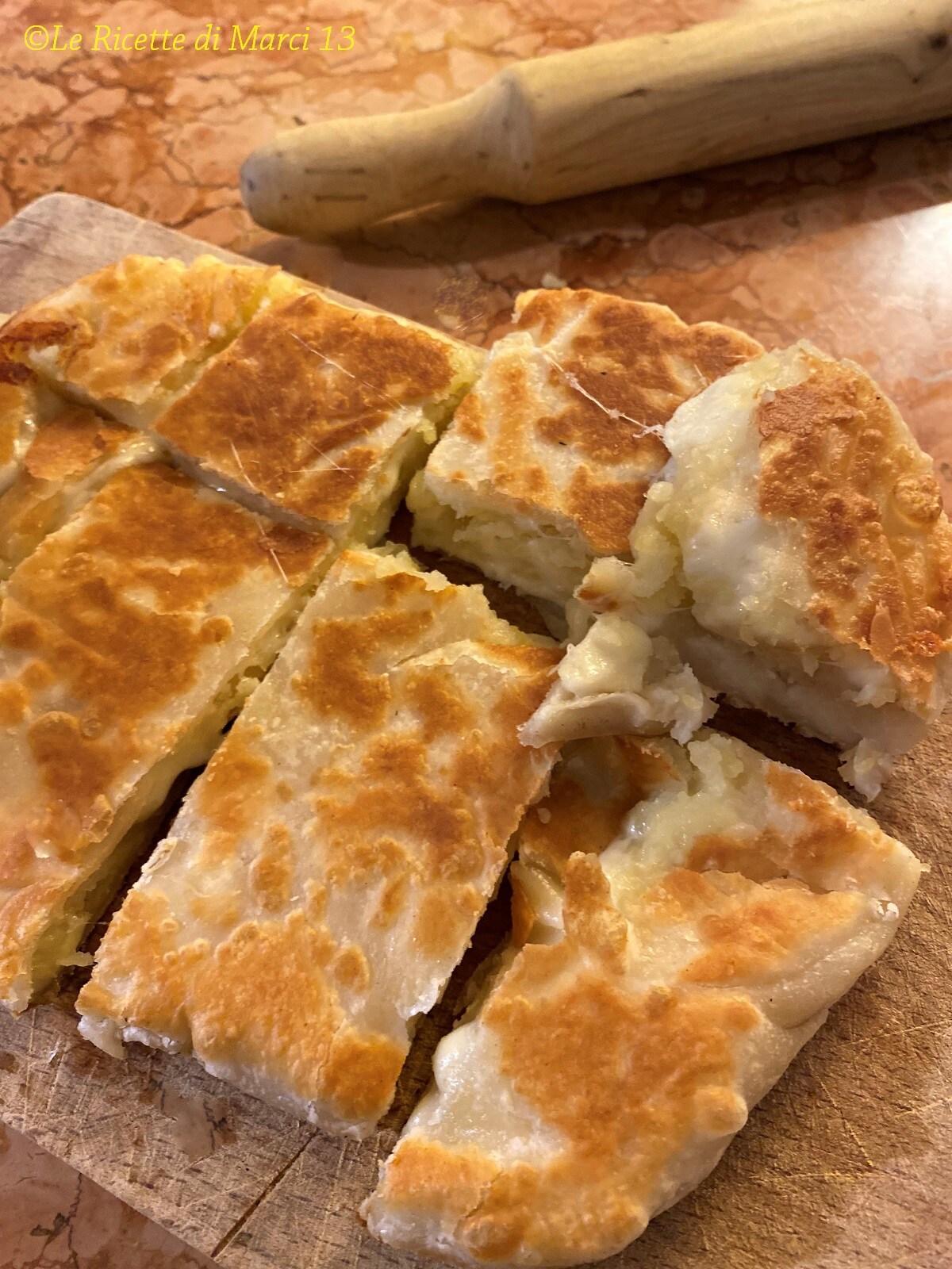 Snelle focaccia in de pan zonder gist, met aardappelen en kaas. Focaccia zonder oven.
