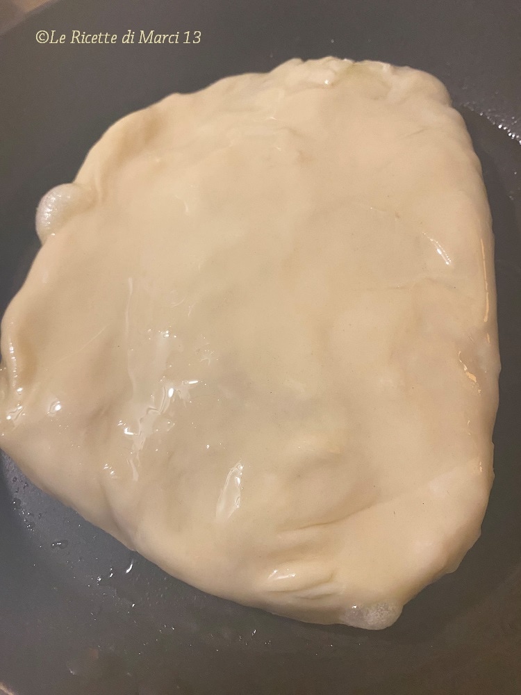 Snelle focaccia in de pan zonder gist