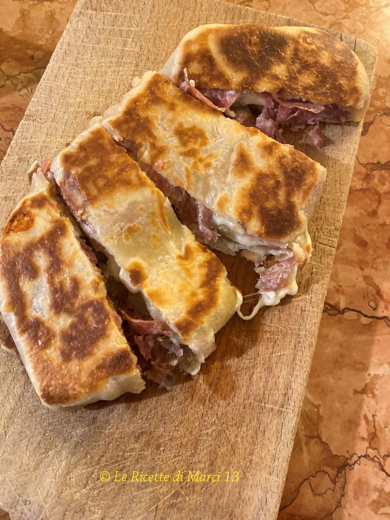 Snelle focaccia in de pan met salami