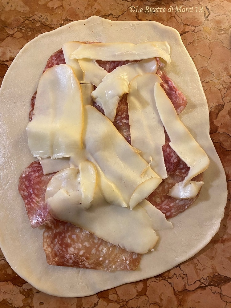 Snelle focaccia in de pan met salami vulling