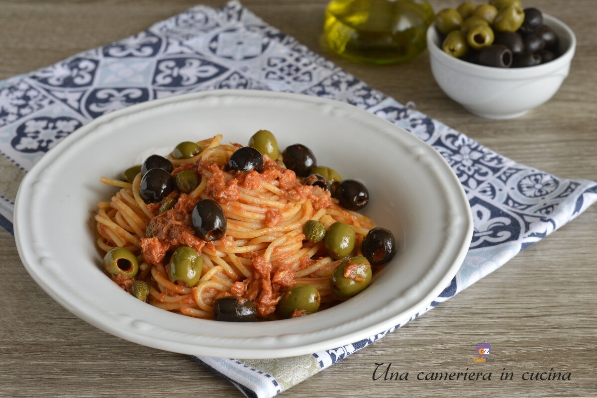Spaghetti met tonijn, olijven en kappertjes
