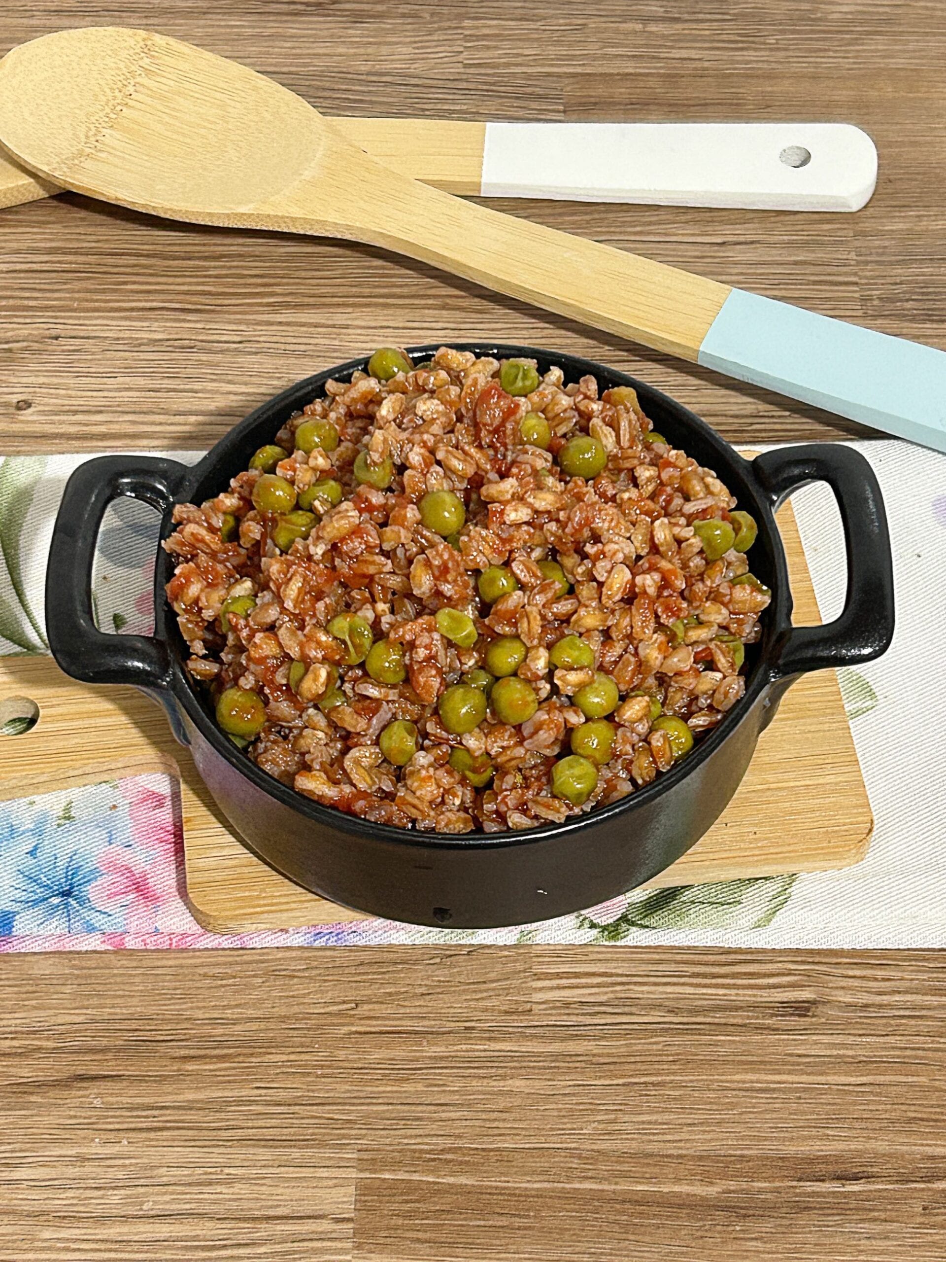 Spelt met erwten en worstje, een gemakkelijk idee voor de lunch op het werk