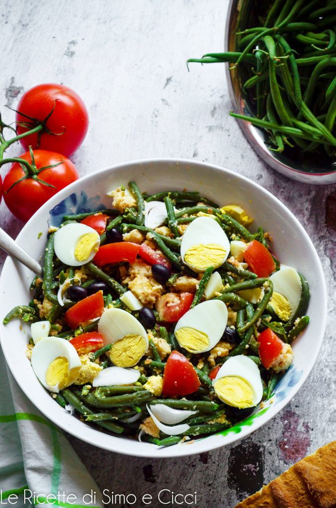 Sperziebonen en tomatensalade met gekookte eieren en tonijn