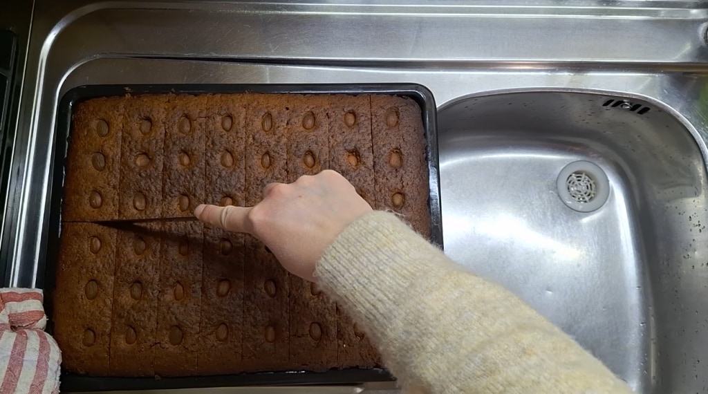 Stomatico gesneden in de bakplaat