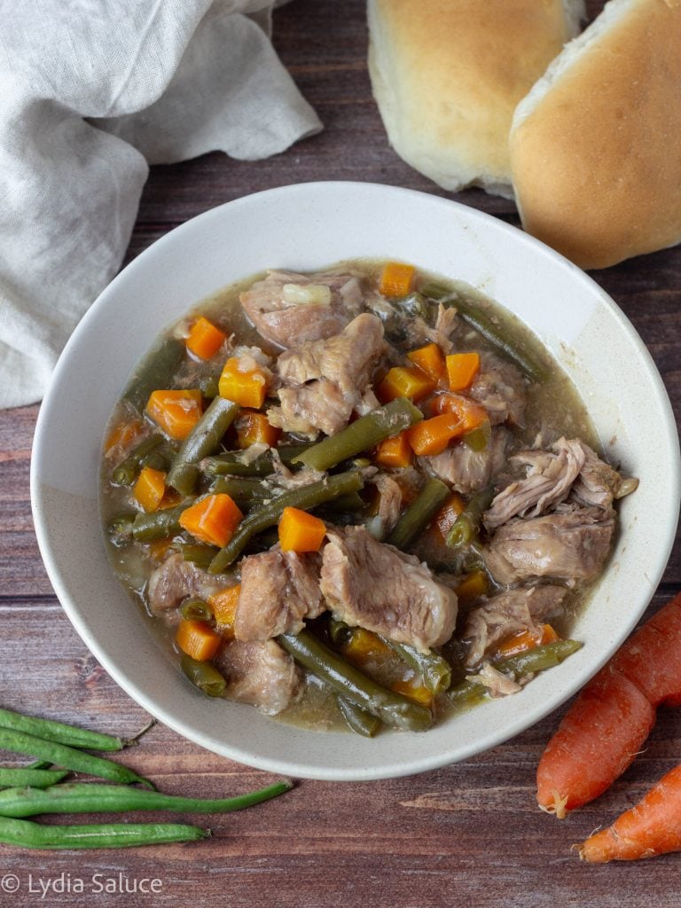 Stoofpot van wortels en sperziebonen in slowcooker