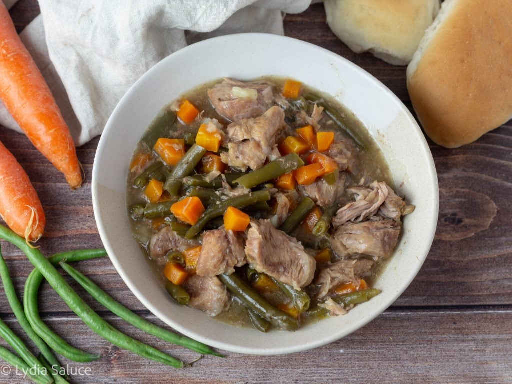 Stoofpot van wortels en sperziebonen in slowcooker