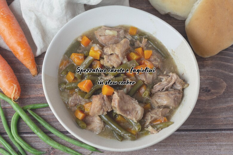 Stoofpot met wortels en sperziebonen in slowcooker, mals en smakelijk