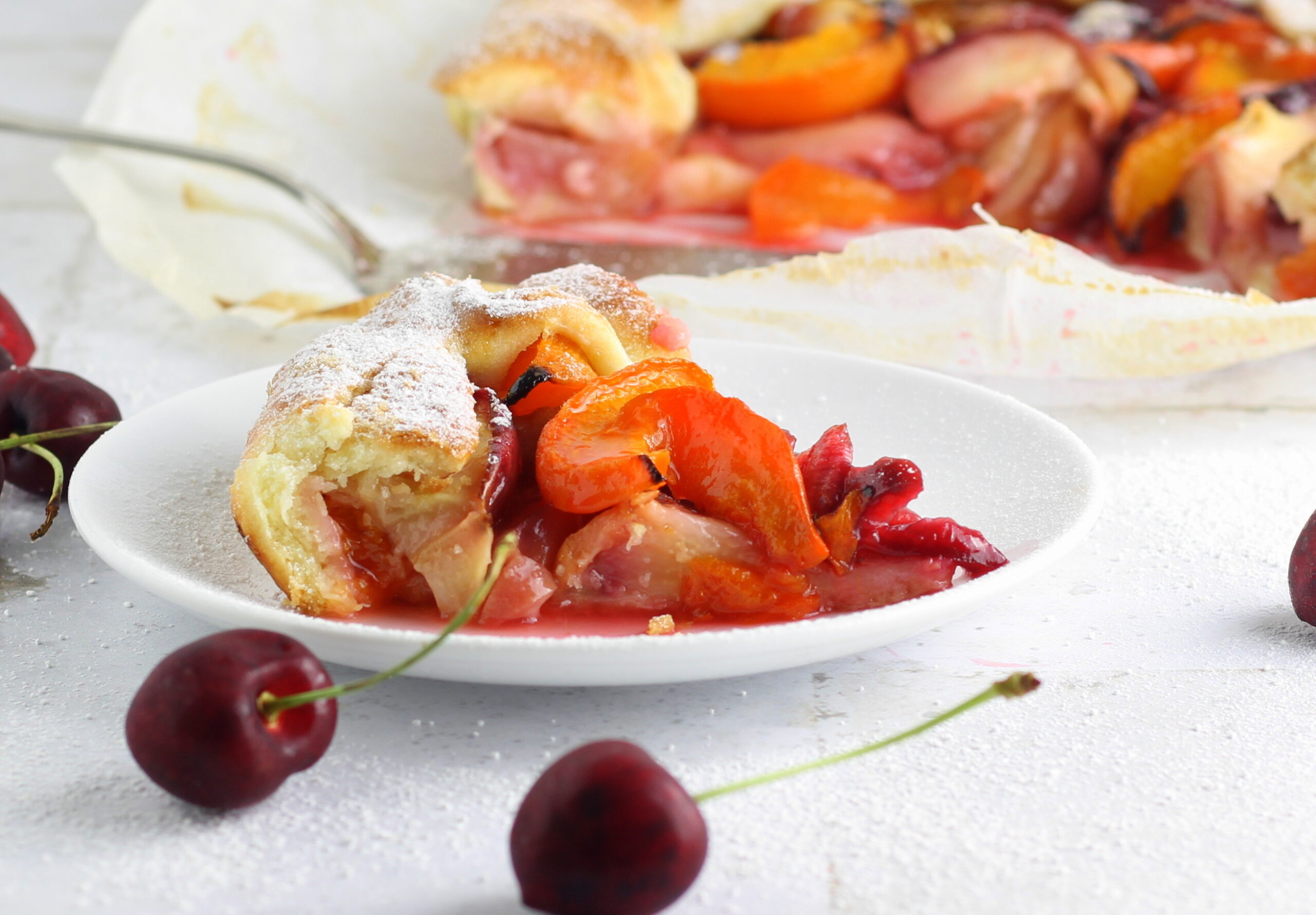 Zomerse taart met vers fruit