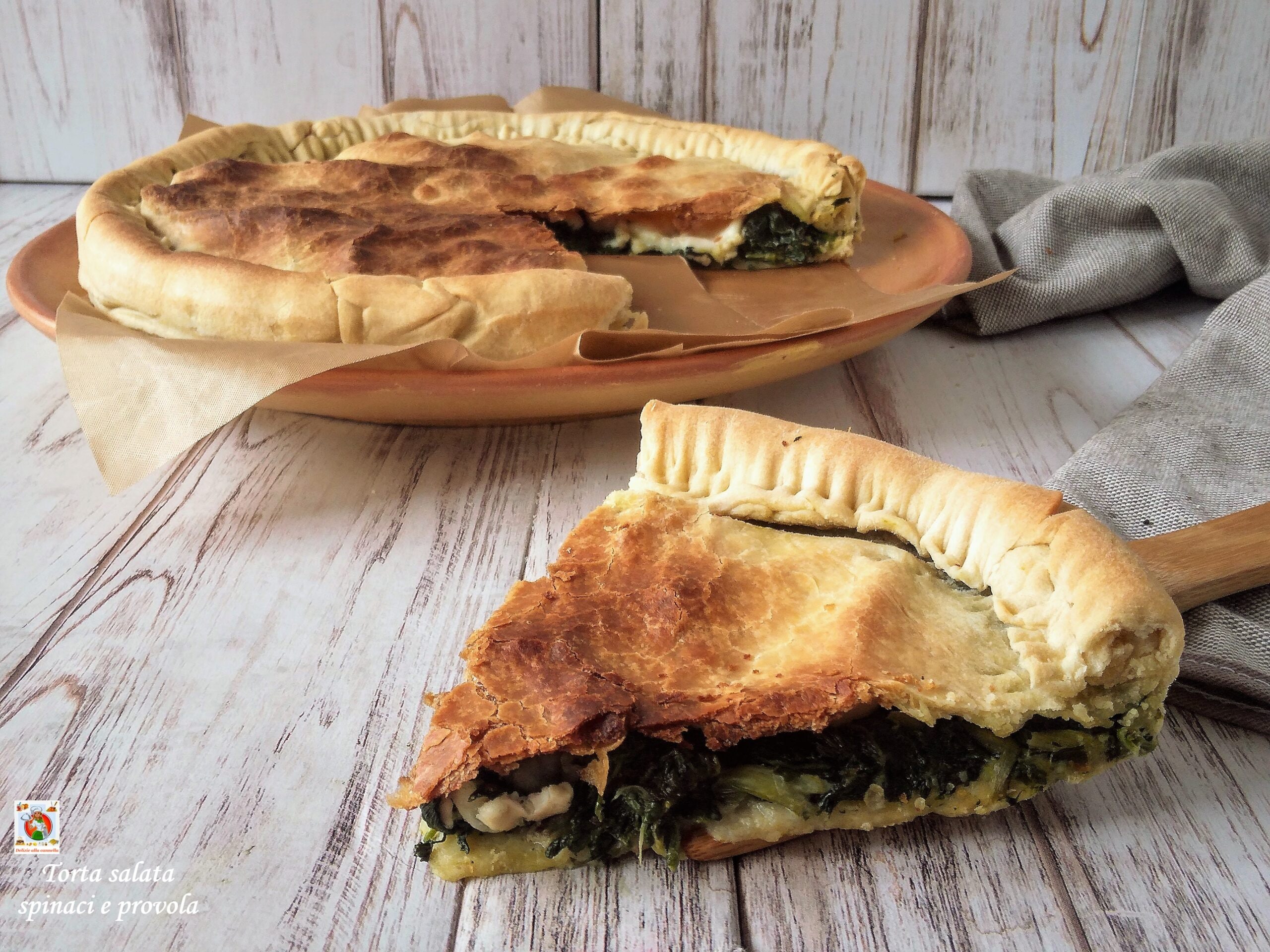 Hartige taart met spinazie en provola: de veelzijdige rustieke taart met een smakelijke en smeuïge vulling.