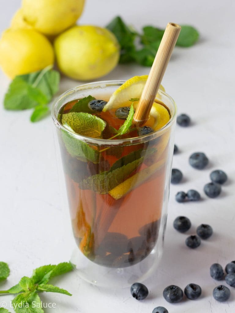 Citroen- en bosbessenthee