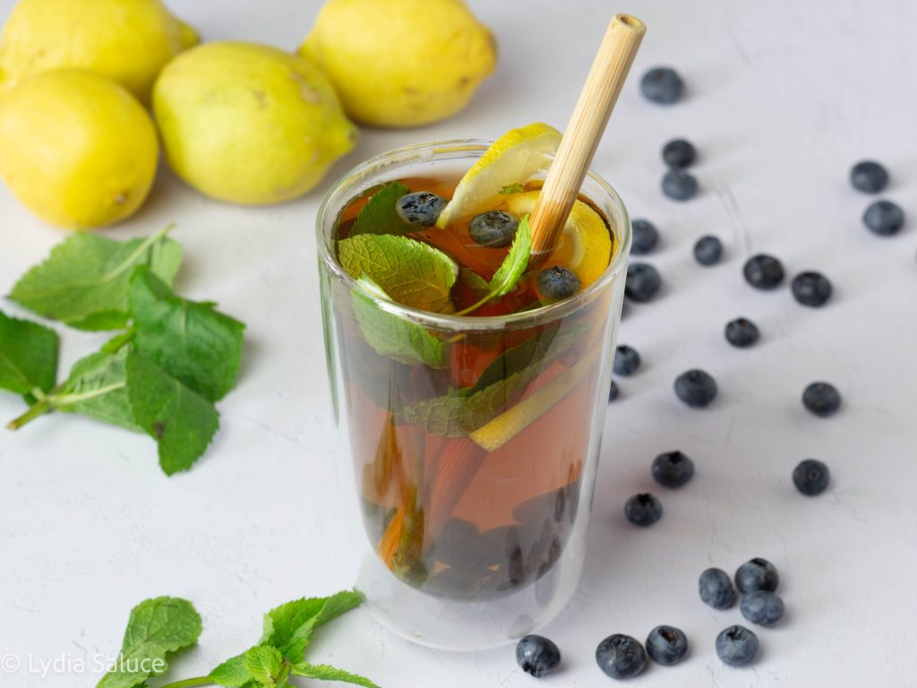 Citroen- en bosbessenthee