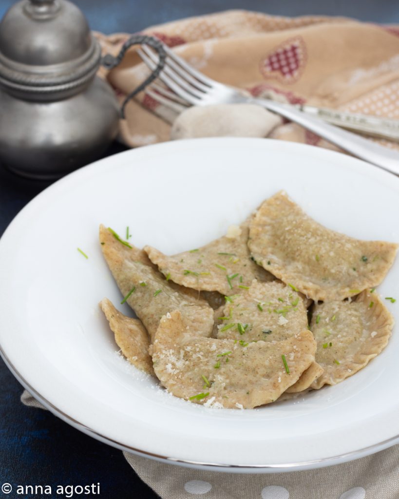 Tiroolse halvemaanvormige ravioli typisch voor Zuid-Tirol