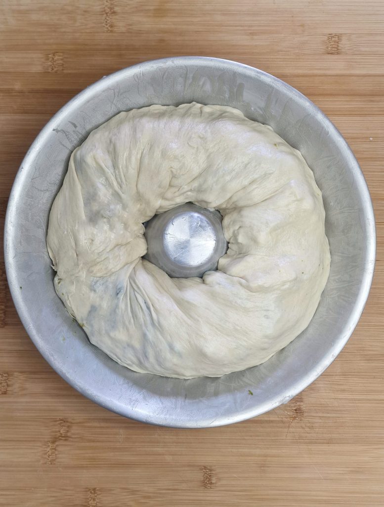 Tortano met worst en friarielli