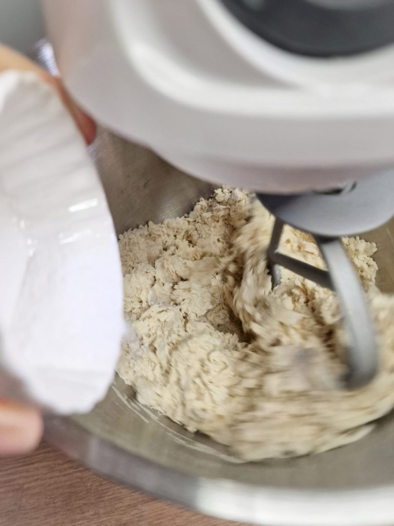 Tortano met worst en friarielli