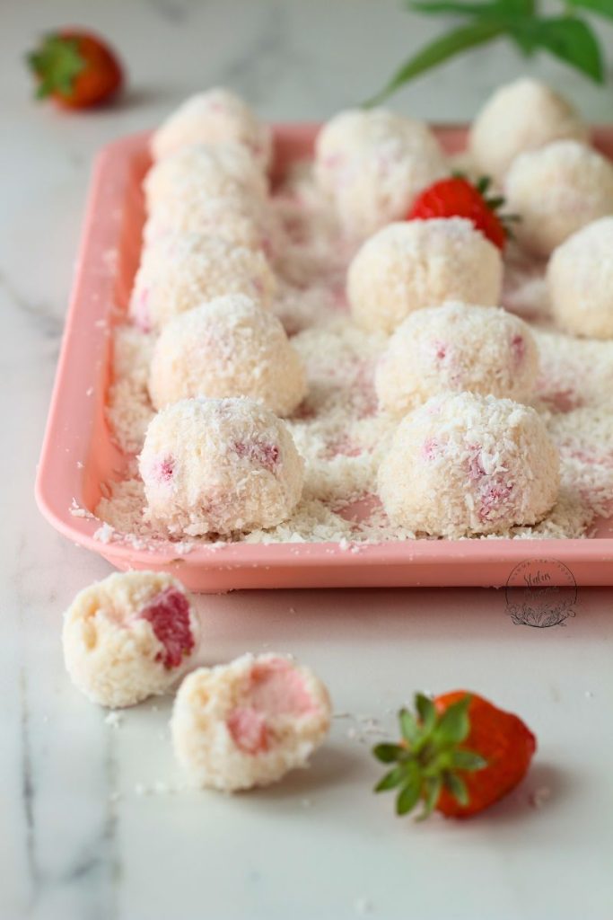 Aardbeien en kokos truffels: het frisse, gemakkelijke en ovenloze dessert
