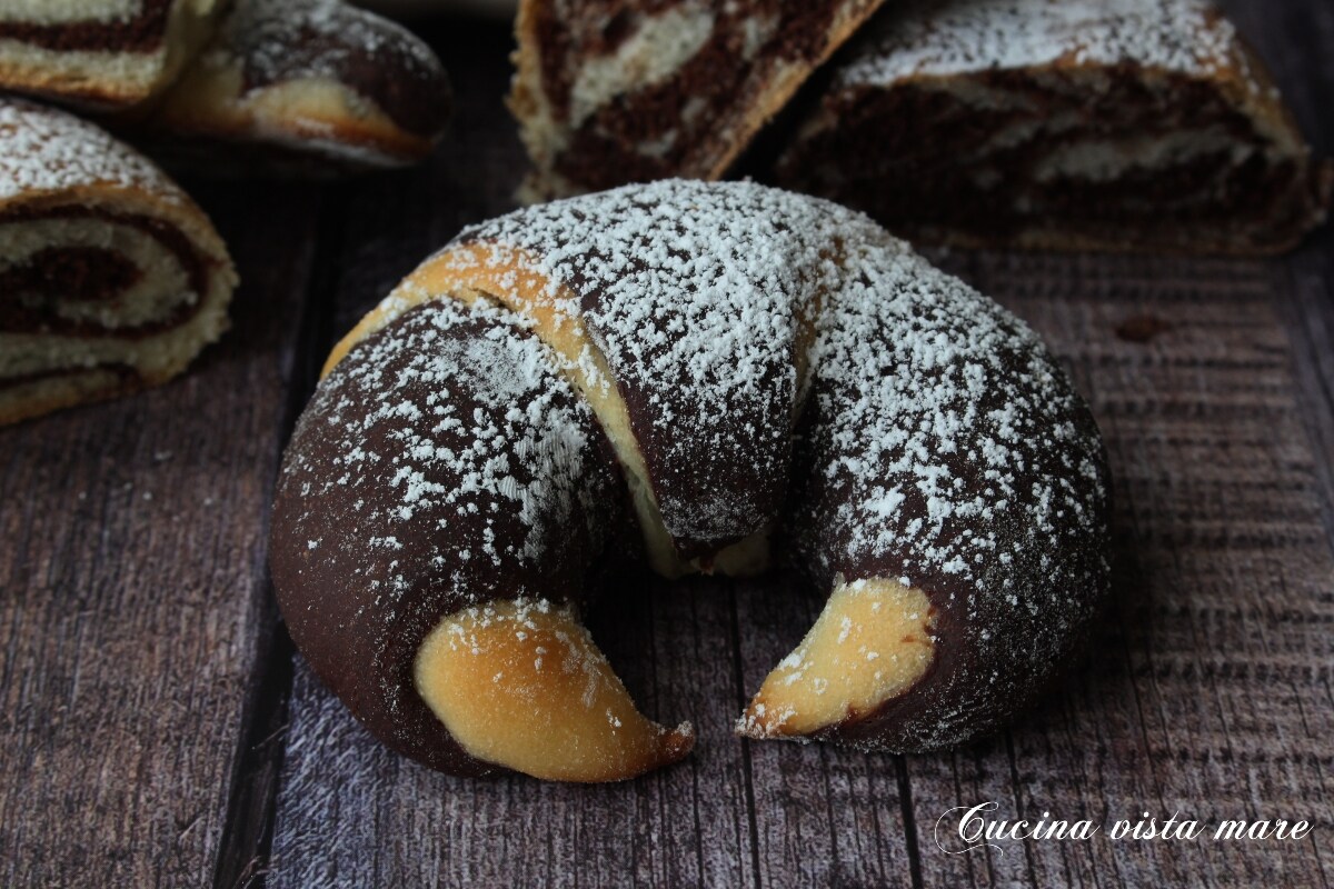 Tweekleurige brioche met yoghurt