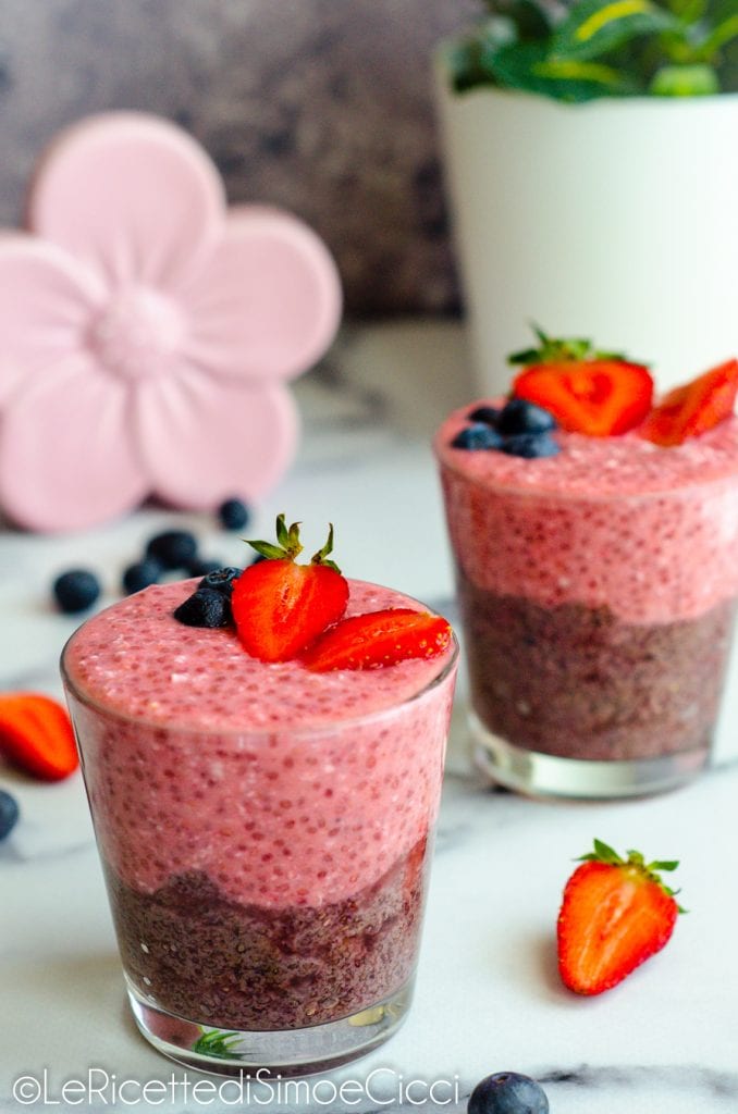 Tweekleurige chiazaadpudding met aardbeien en bosbessen (Chia pudding)