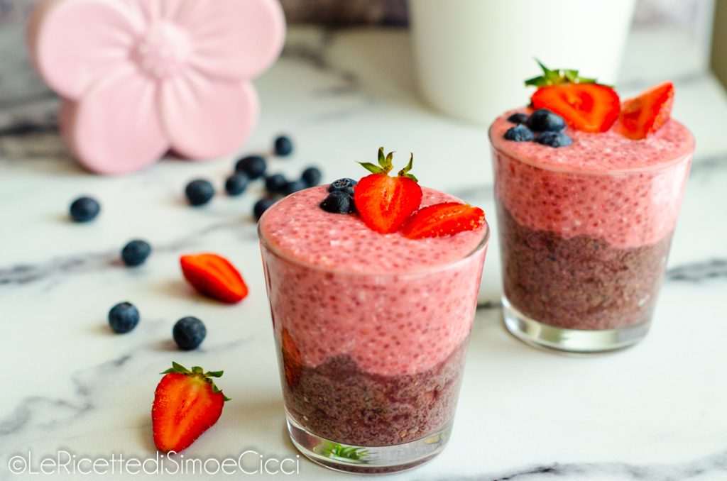 Tweekleurige chiazaadpudding met aardbeien en bosbessen (Chia pudding)