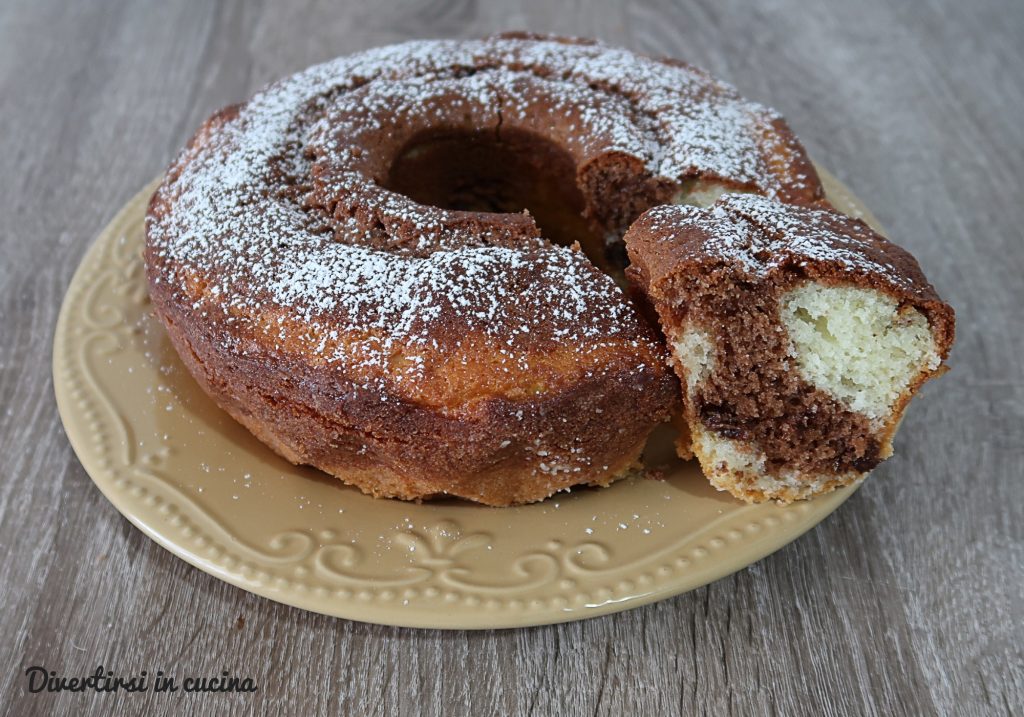 Tweekleurige yoghurt- en Nutella-cake