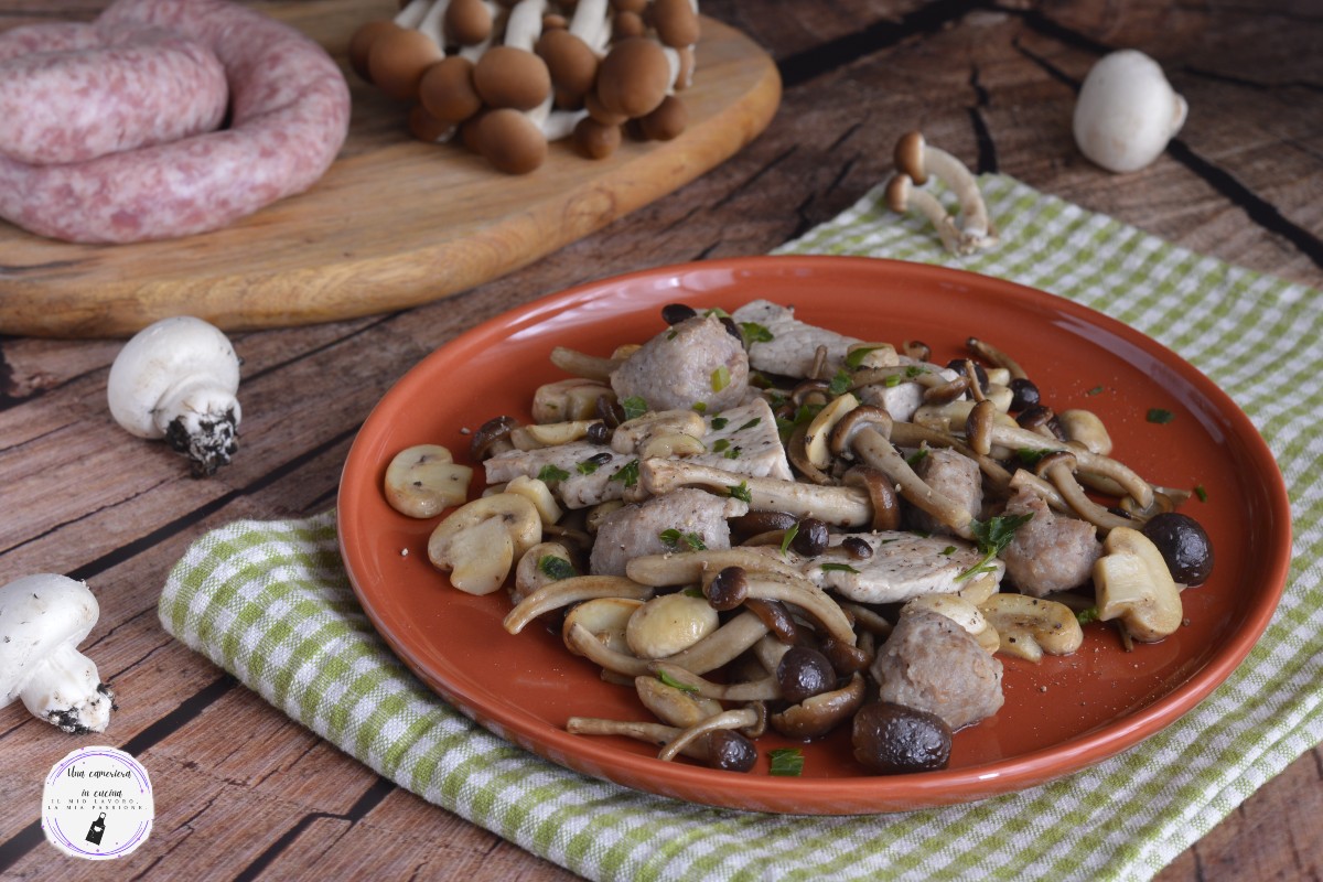 Varkenslende en worst met champignons
