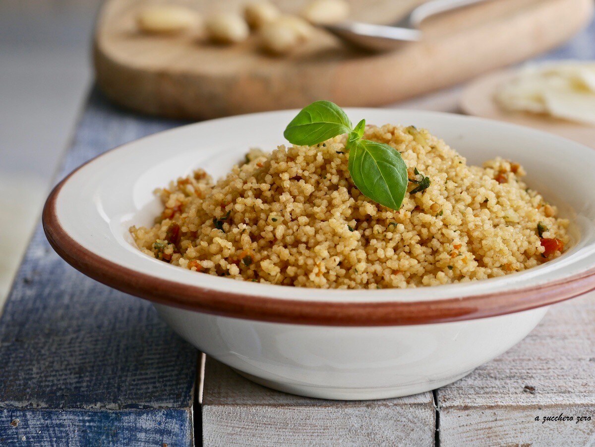 Volkoren couscous zomers met basilicum gedroogde tomaten en amandelen