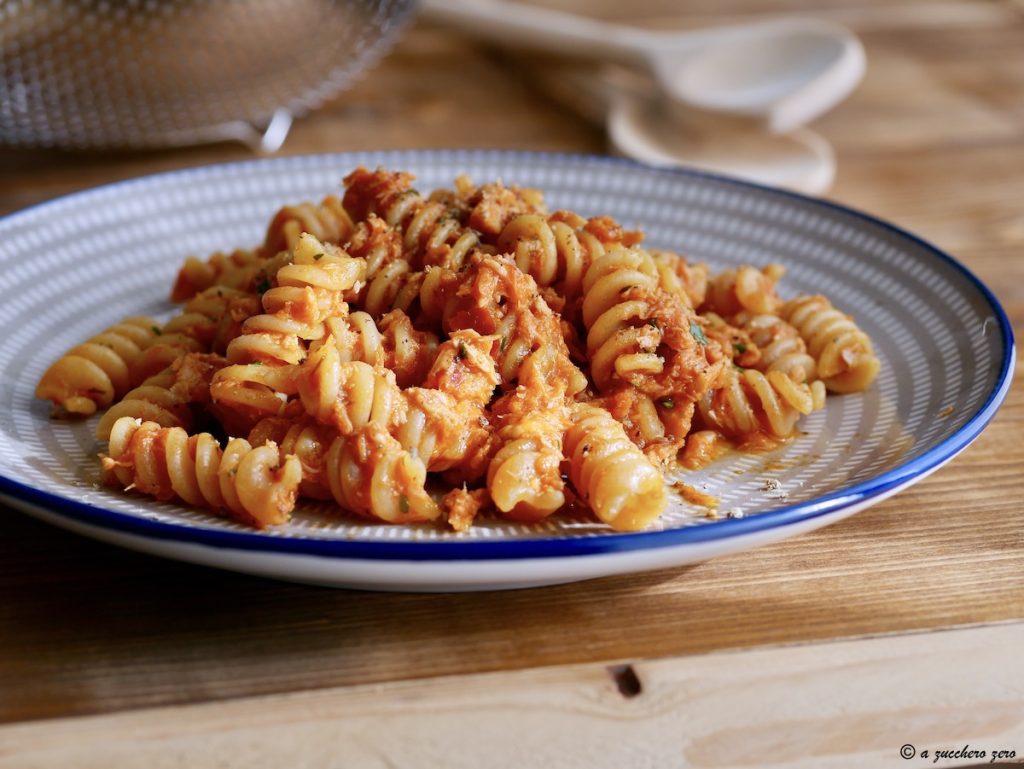 Volkoren pasta met ingeblikte tonijnsaus