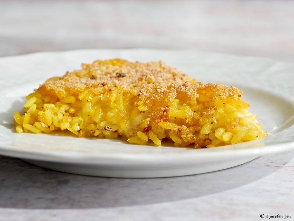 Volkoren rijst uit de oven met smeltende kaas en saffraan