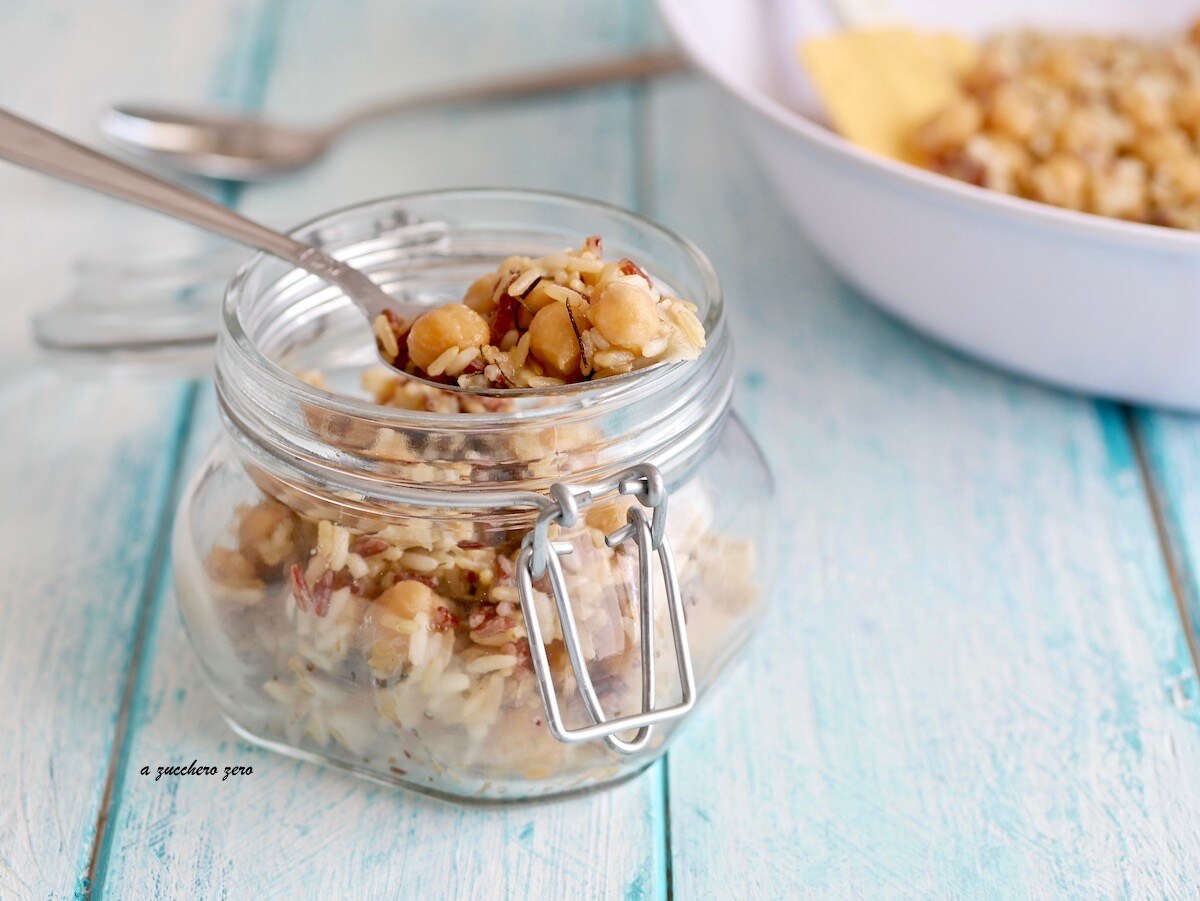 Volkoren rijstsalade met kikkererwten en rozemarijn [gedeamineerde rijst]