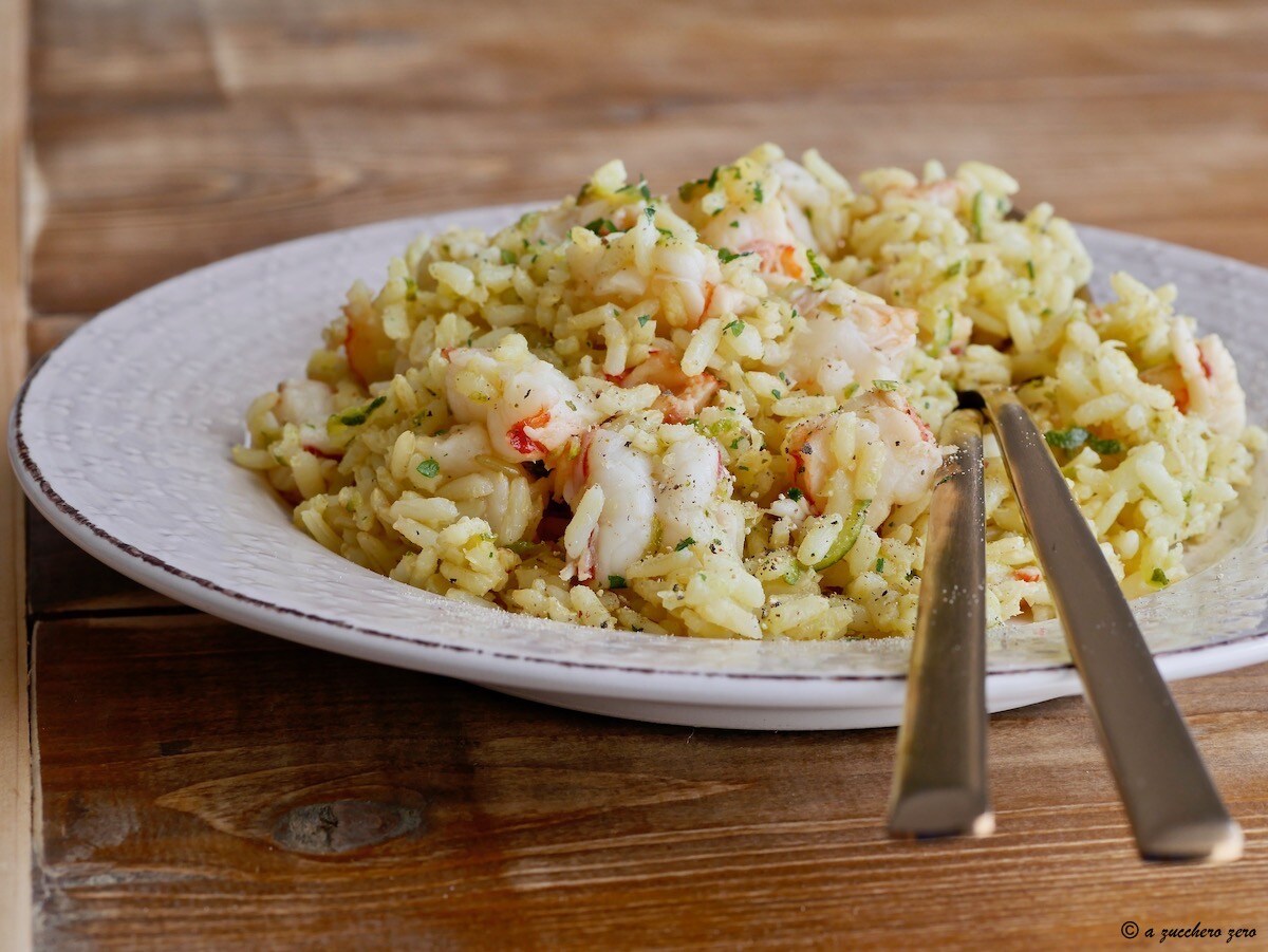 Volkoren en gedeamideerde risotto met courgette en garnalen