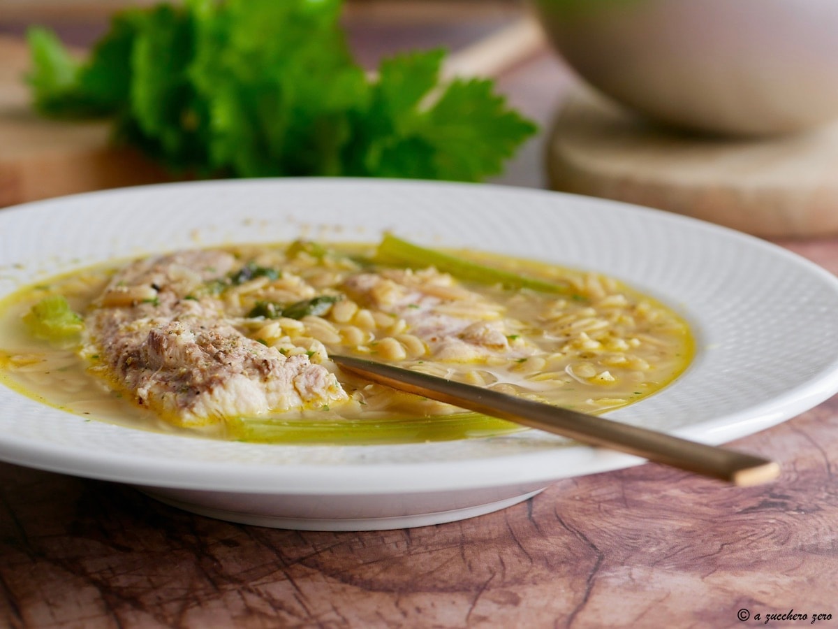 Volkorenpasta in soep van hondshaai