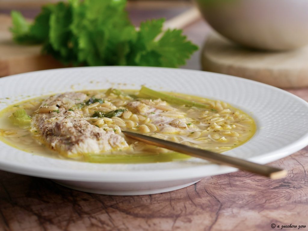 Volkorenpasta in soep van hondshaai