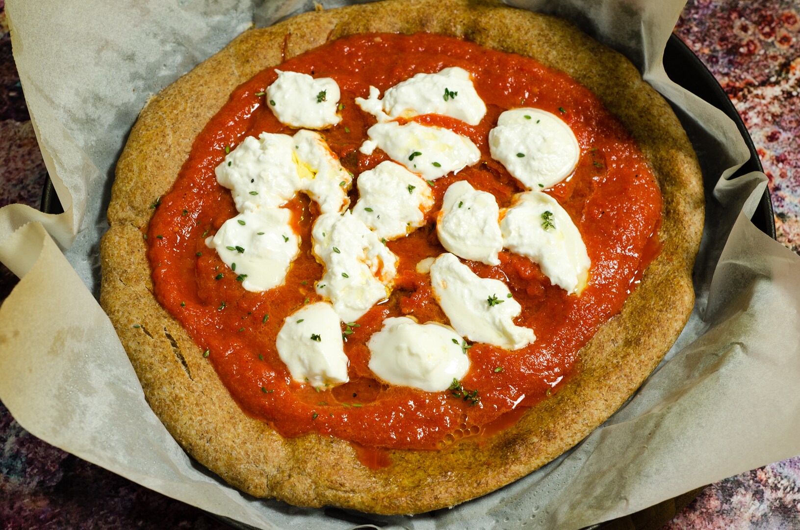 Volkorenpizza met paprika crème en burrata met lang gerezen deeg