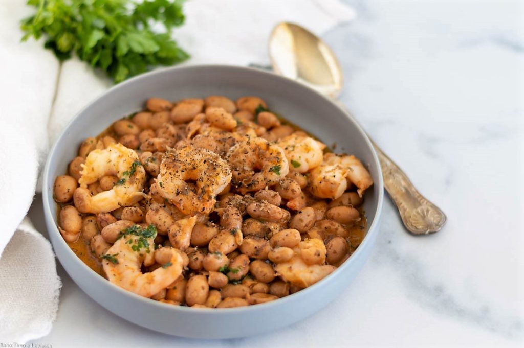 Voorgerecht van garnalen en bonen met truffel