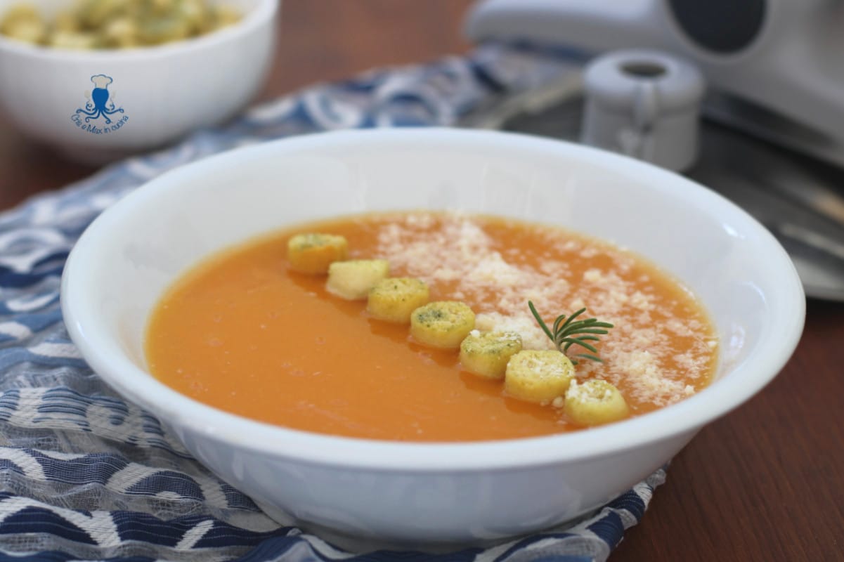 Wortel- en aardappelsoep in de snelkookpan