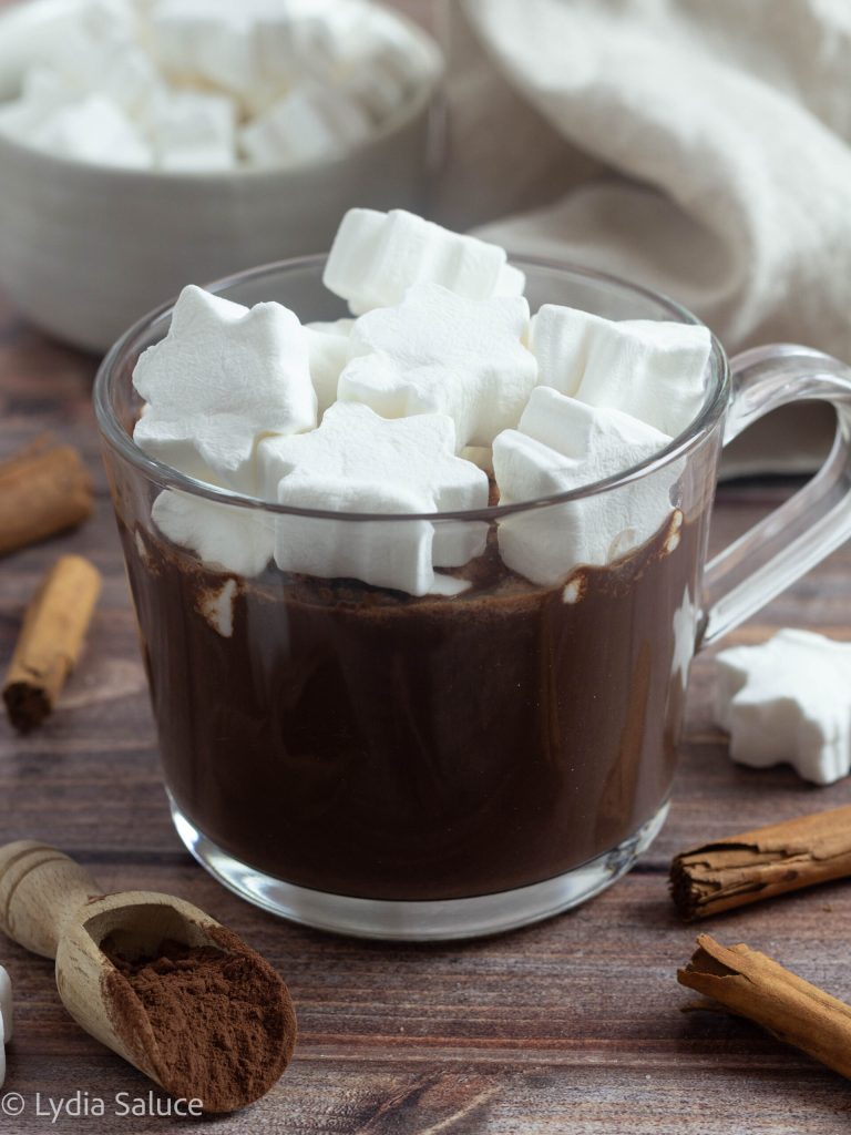 Warme chocolademelk met sinaasappel en kaneel