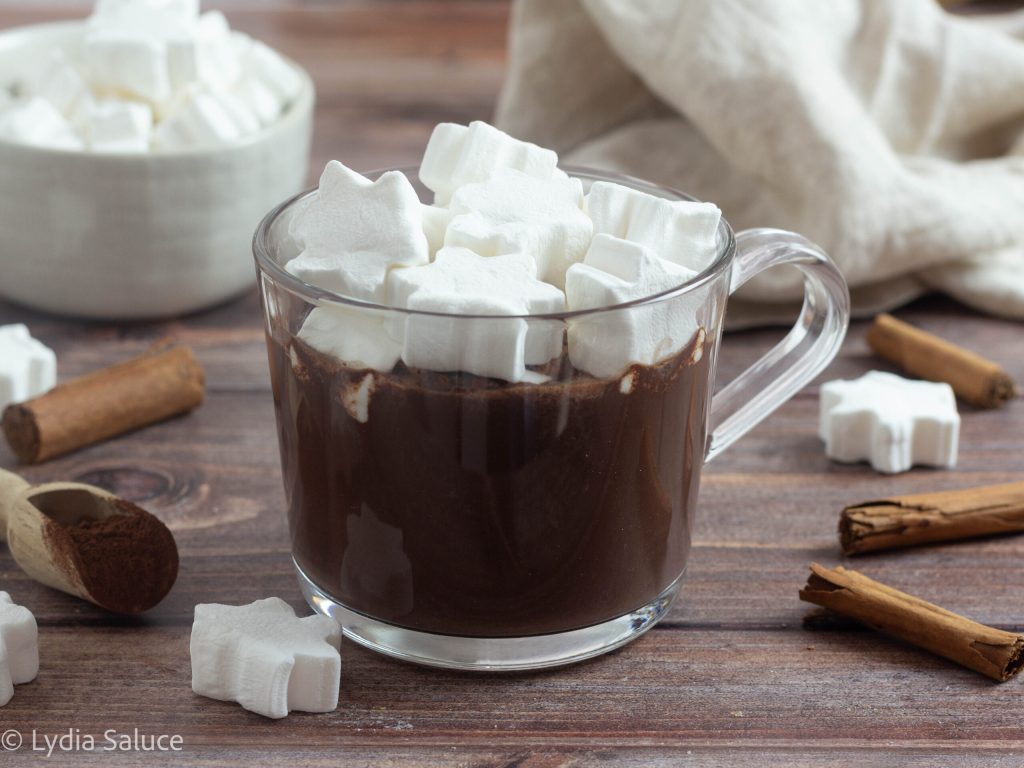 Warme chocolademelk met sinaasappel en kaneel